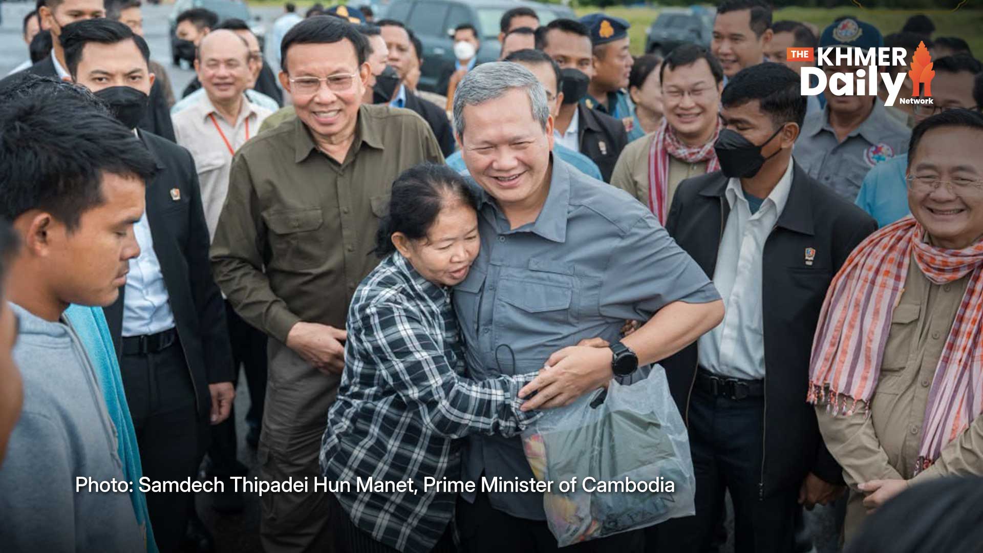 PM Hun Manet Distributes Aid to 10,700 Flood-Hit Families in Battambang