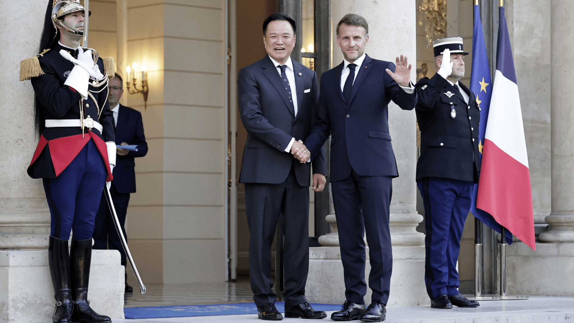 File Photo: France's President Emmanuel Macron (2ndR) welcomes Thailand's Prime Minister Anutin Charnvirakul before a meeting at The Elysee Presidential Palace in Paris on May 25.//AFP