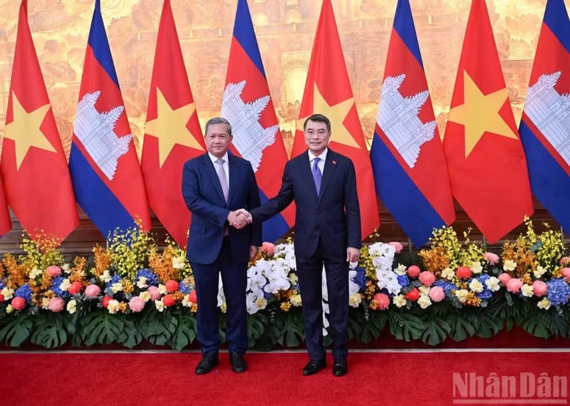 Prime Minister Le Minh Hung (R) and Cambodian Prime Minister Samdech Moha Borvor Thipadei Hun Manet on June 8,2026. (Photo: NDO)