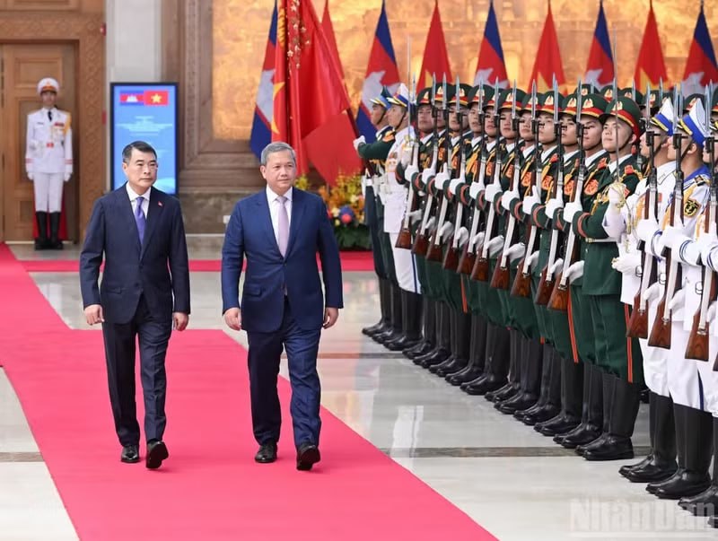 Prime Minister Le Minh Hung and Cambodian Prime Minister Samdech Moha Borvor Thipadei Hun Manet review the guard of honour of the Viet Nam People's Army on June 8,2026. (Photo: NDO)