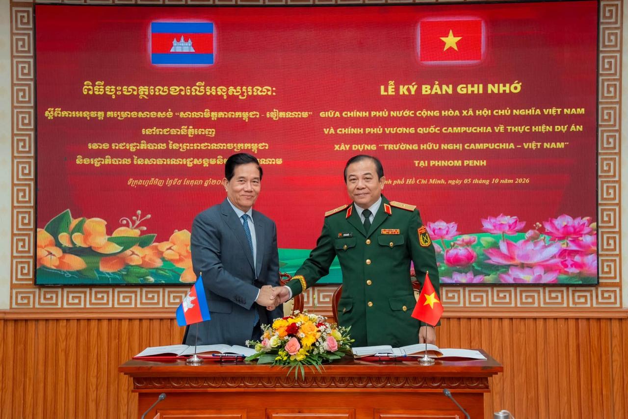 Photo: H.E Khuong Sreng